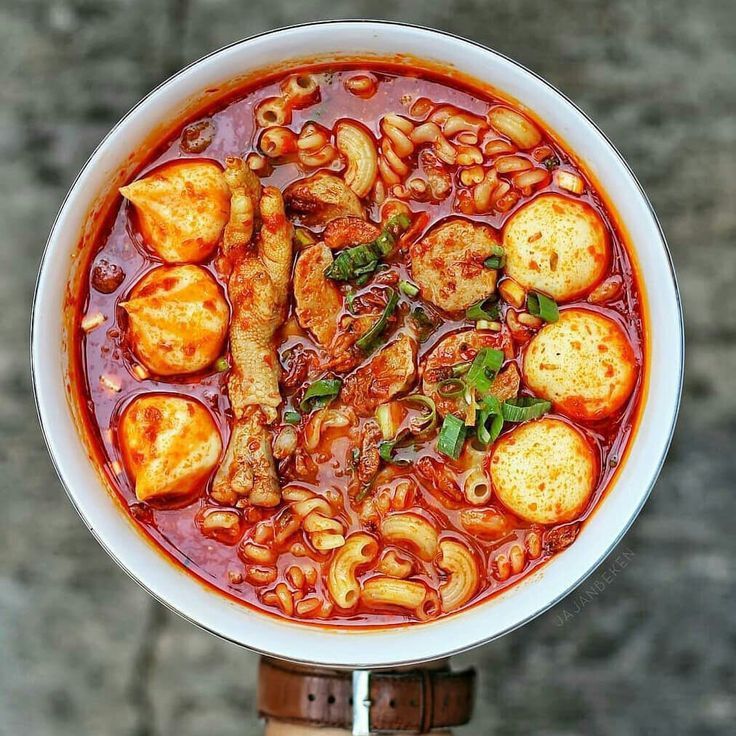 Seporsi Seblak Spesial Hangat Teteh Dede dengan topping komplit