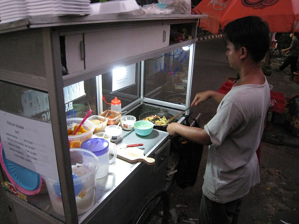 Suasana dapur warung Seblak Teteh Dede memasak dadakan